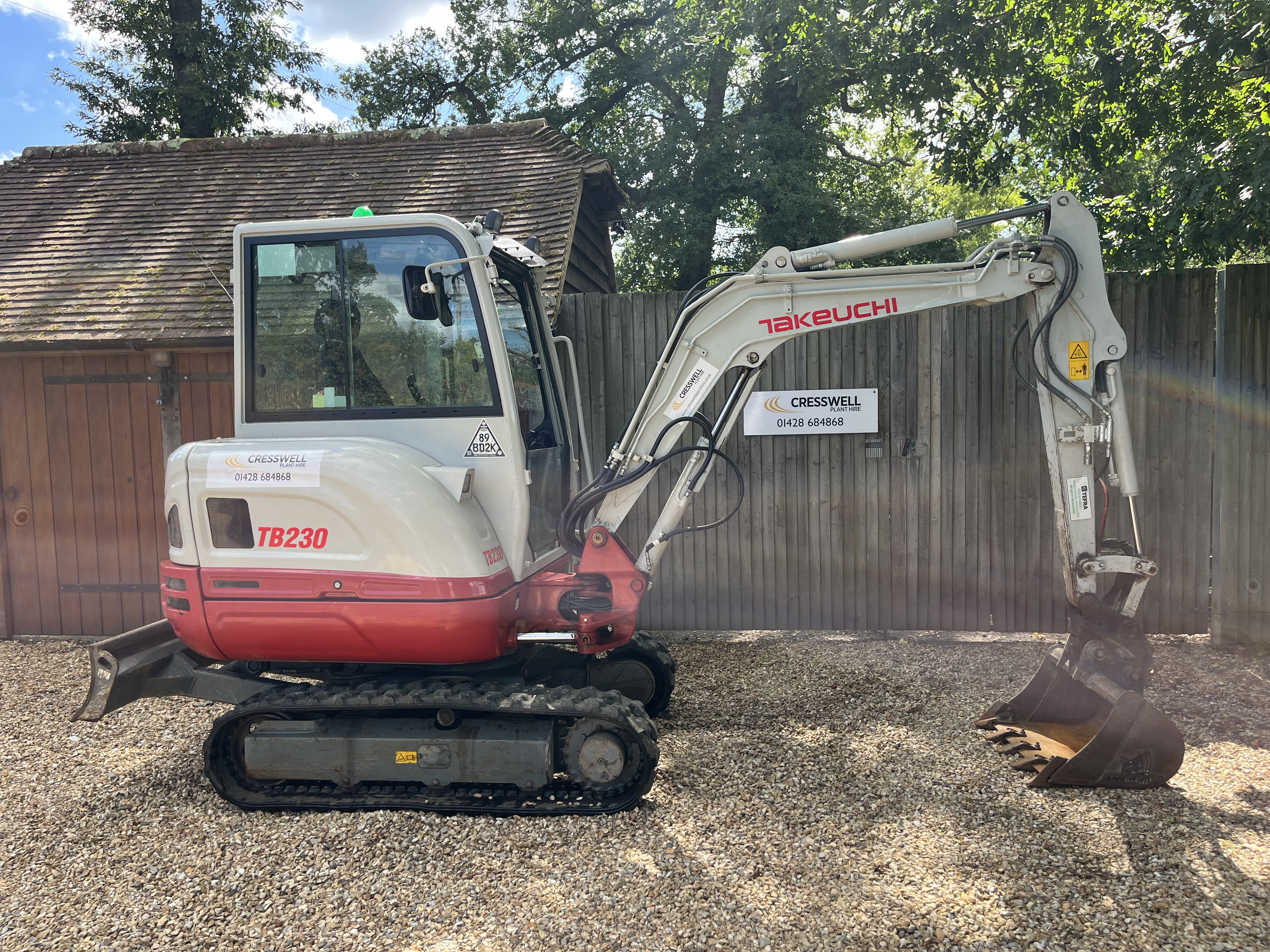 Excavator and hydraulic breaker